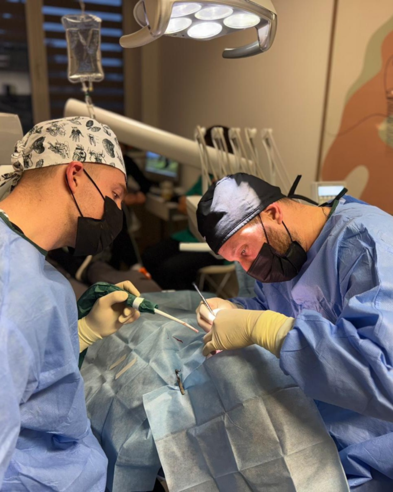 Nowoczesna implantologia – jak odzyskać piękny uśmiech?